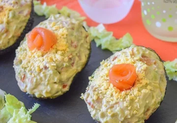 Aguacates rellenos de salmón ahumado y salsa rosa sobre pizarra