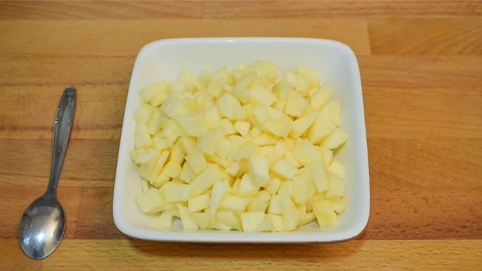 Trocitos de manzana rociados con zumo de limon para el bizcocho de manzana