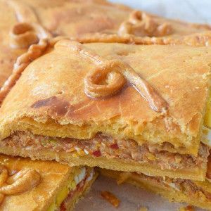 empanada gallega servida y cortada