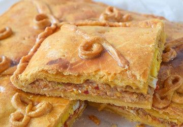 empanada gallega servida y cortada
