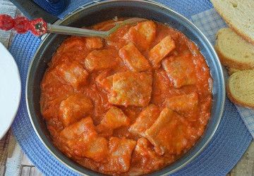 atun encebollado con tomate