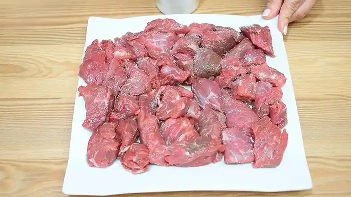 Trozos de ternera crudos y salpimentados listos para el estofado