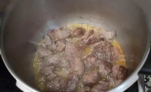 Trozos de ternera dorándose en la olla a fuego vivo