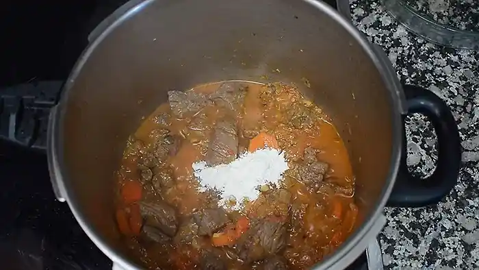 Estofado de ternera con harina añadida para espesar la salsa