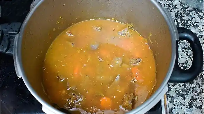 Estofado de ternera cubierto de caldo en la olla