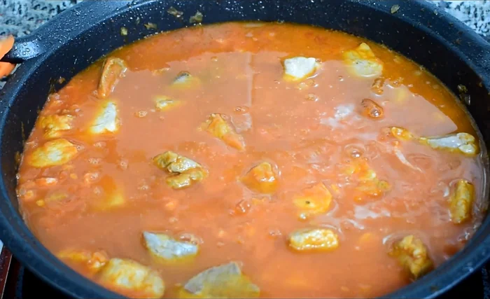 Guiso de carne con tomate y caldo en cocción lenta