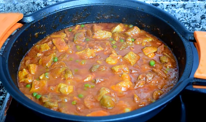 Guiso de carne con guisantes en salsa de tomate