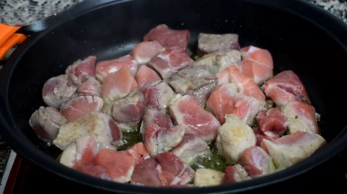 Sellando la carne de cerdo en cazuela con aceite de oliva