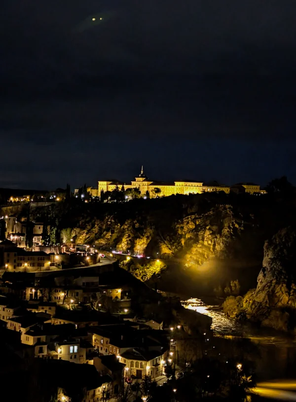 Vista nocturna de Toledo iluminada