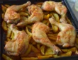 Pollo al horno con patatas doradas recién hecho