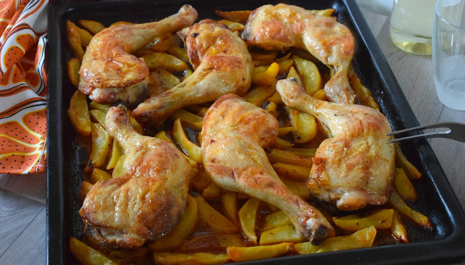 Pollo al horno con patatas doradas recién hecho