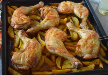 Pollo al horno con patatas doradas recién hecho