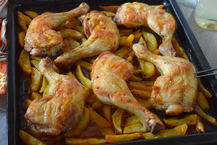 Pollo al horno con patatas doradas recién hecho