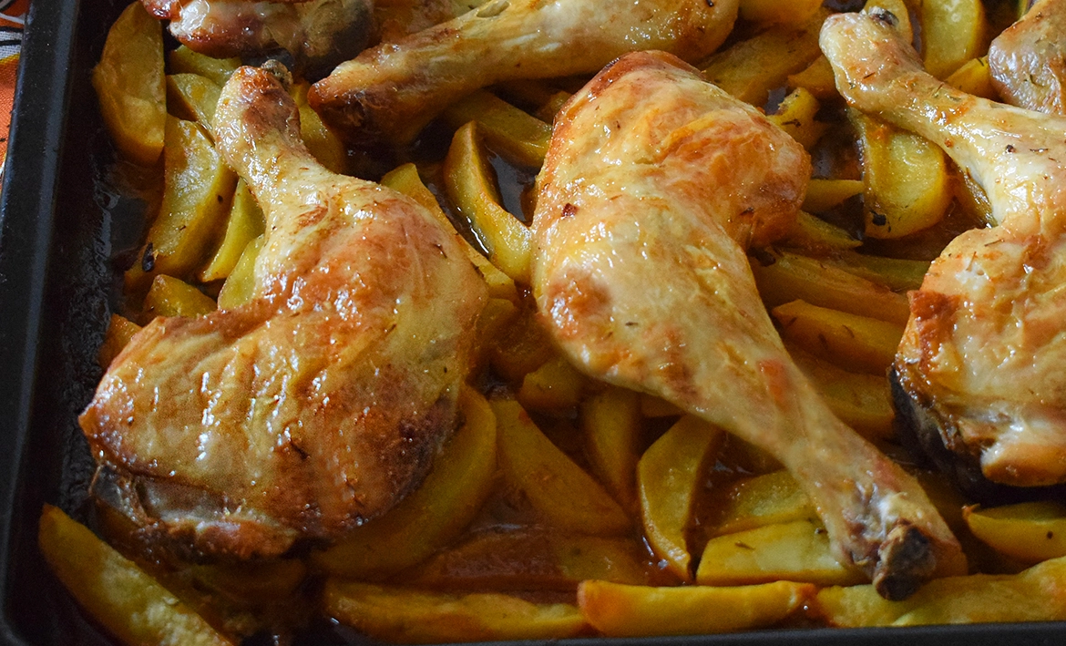 Muslos de pollo al horno con la piel dorada y crujiente