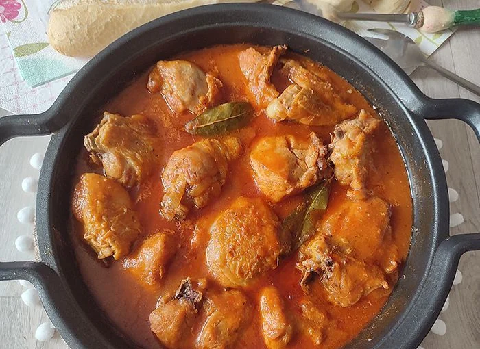 Pollo guisado a la cerveza con salsa espesa y laurel