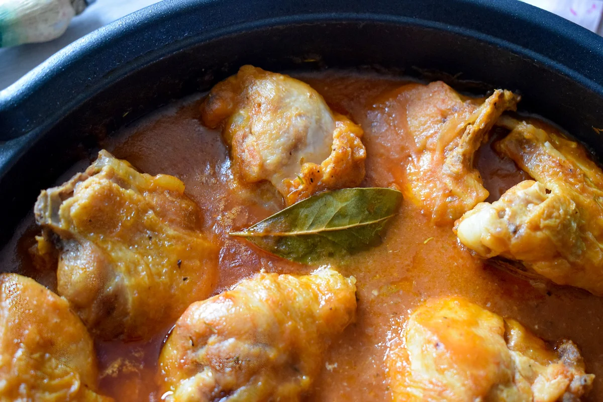 Pollo guisado a la cerveza con salsa espesa y hoja de laurel