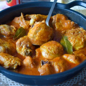 Cazuela de pollo a la cerveza con laurel, pan y cerveza