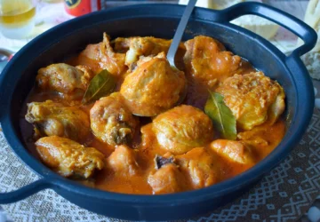 Cazuela de pollo a la cerveza con laurel, pan y cerveza