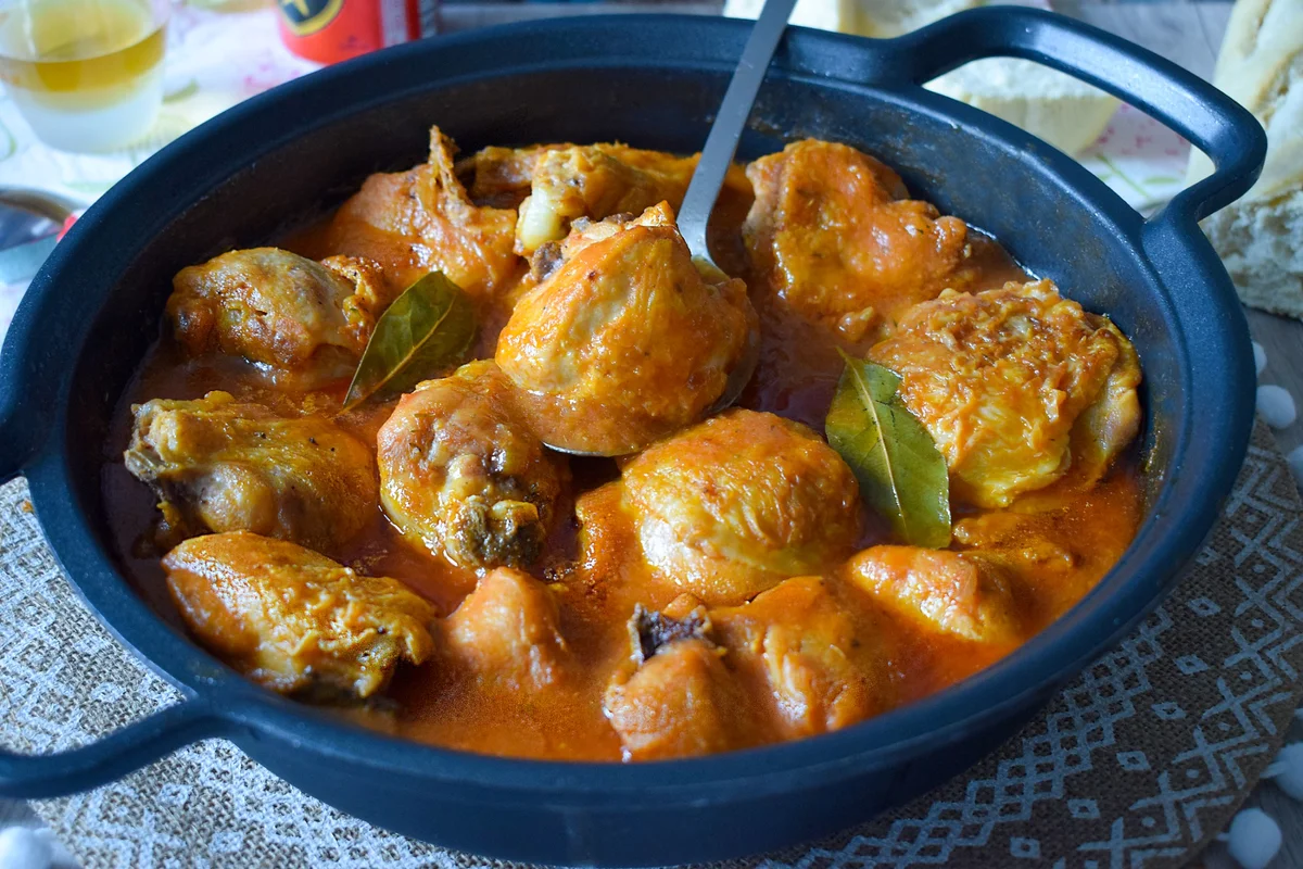 Cazuela de pollo a la cerveza con laurel, pan y cerveza