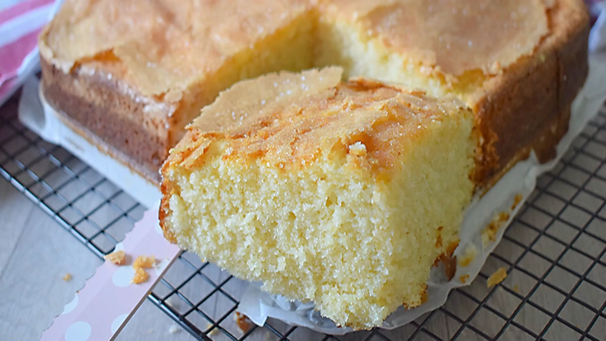 Plano cercano del bizcocho suave de yogur mostrando interior y miga
