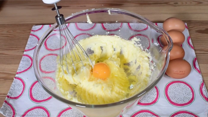 Añadiendo huevos de uno en uno en la elaboración del bizcocho