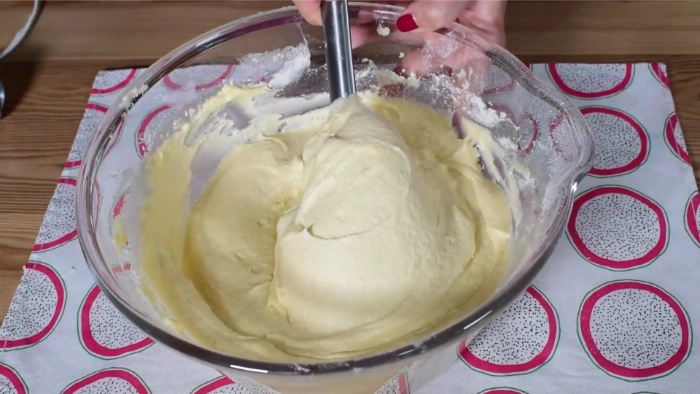 Masa final del bizcocho de yogur y mantequilla con todo mezclado