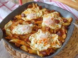 Huevos cabreados receta auténtica con patatas fritas chorizo y pimentón