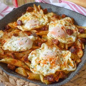 Huevos cabreados receta auténtica con patatas fritas chorizo y pimentón