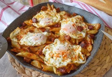 Huevos cabreados receta auténtica con patatas fritas chorizo y pimentón