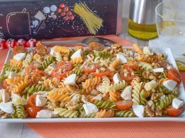 Ensalada de pasta con pollo, queso de cabra y nueces con vinagreta de miel servida en bol