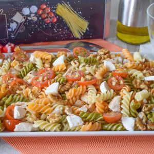 Ensalada de pasta con pollo, queso de cabra y nueces con vinagreta de miel servida en bol
