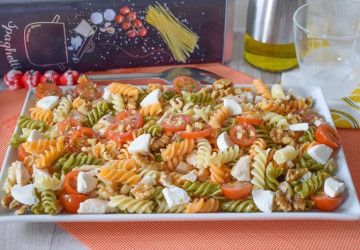 Ensalada de pasta con pollo, queso de cabra y nueces con vinagreta de miel servida en bol