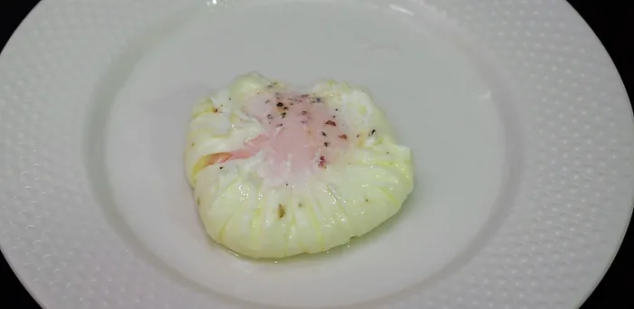 huevo poché cocinado con clara firme y yema blanda
