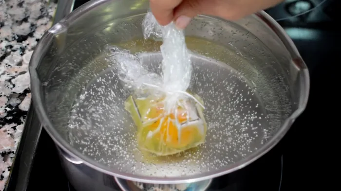 huevo poché cocinándose en agua caliente sin hervir