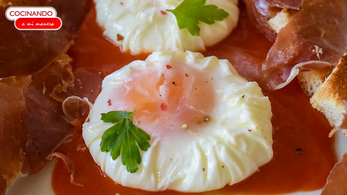 huevos poché servidos con jamón y salsa de tomate