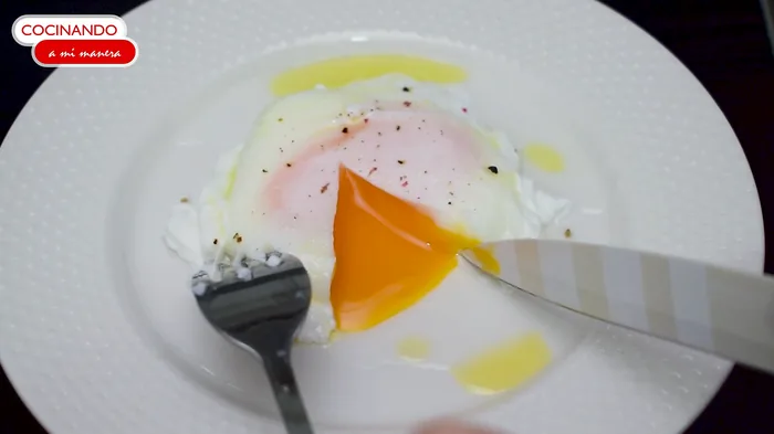 huevo poché con yema líquida recién cortado