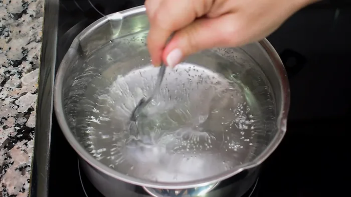 crear un remolino en el agua para hacer huevo poché