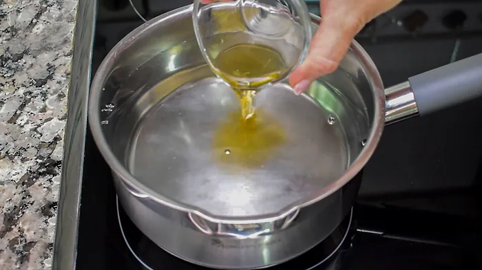 añadir vinagre al agua para hacer huevos poché