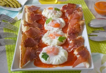 Huevos poché con jamón y tostadas servidos sobre salsa, receta casera paso a paso