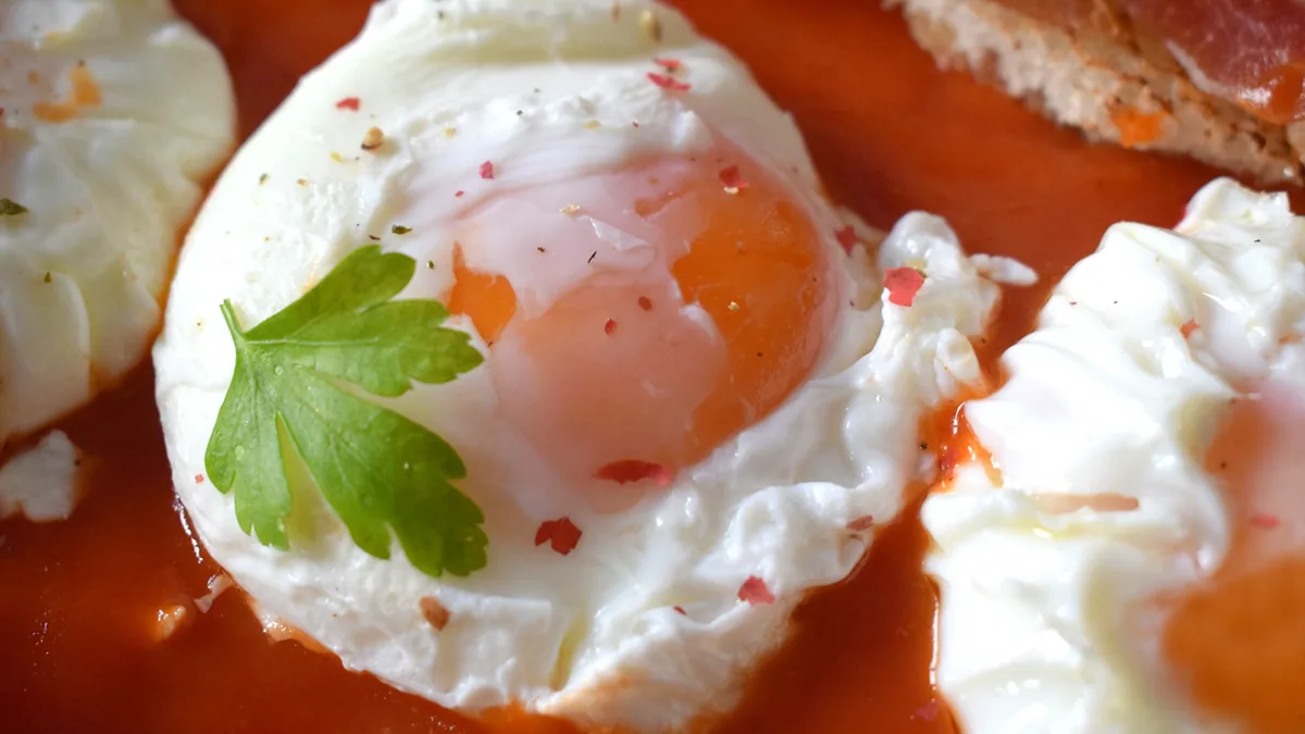 huevo poché con yema cremosa en primer plano