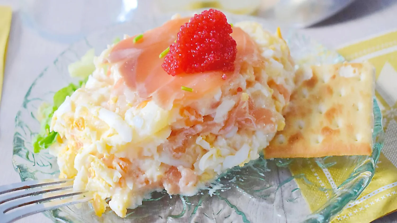 Ensaladilla de salmón ahumado y merluza servida en porción individual