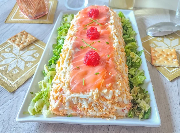 Ensaladilla de salmón y merluza decorada con huevas y cebollino