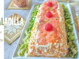 Ensaladilla de merluza y salmón presentada sobre lechuga