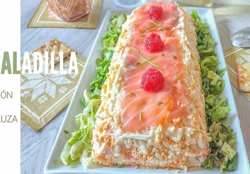Ensaladilla de merluza y salmón presentada sobre lechuga