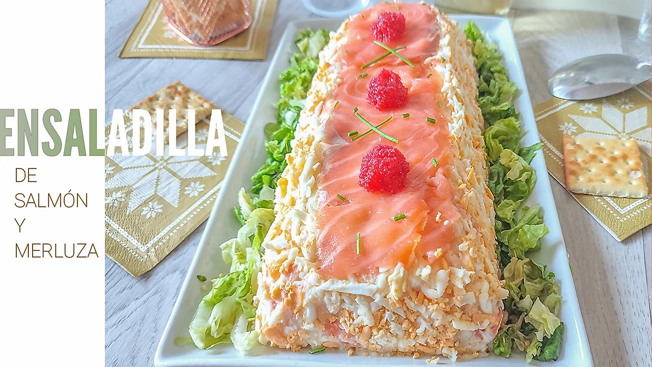 Ensaladilla de merluza y salmón presentada sobre lechuga