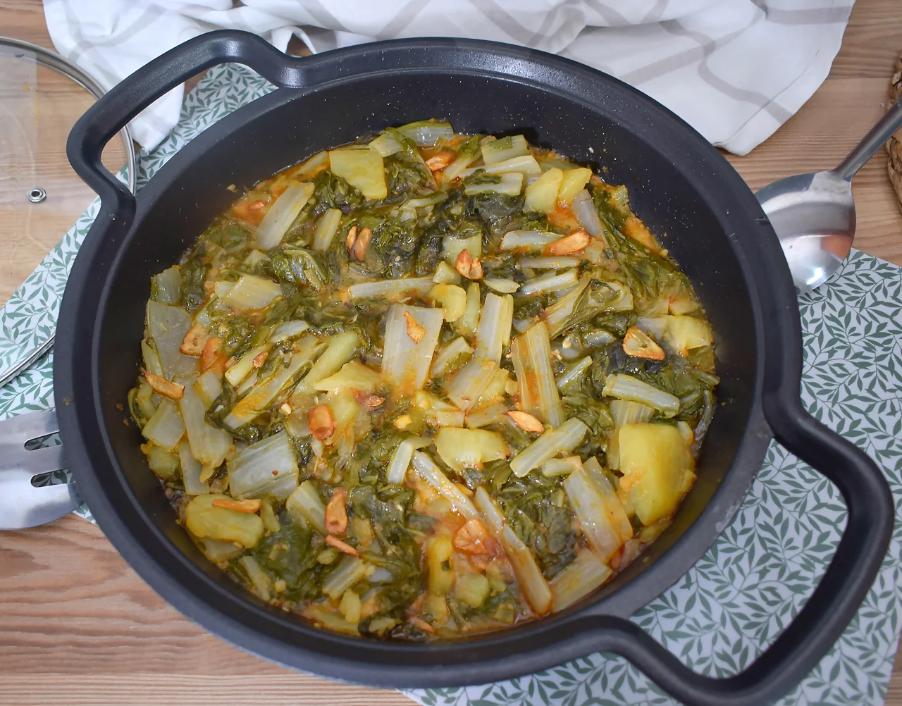 celgas con patatas recién hechas en cazuela con majado de comino y pimentón