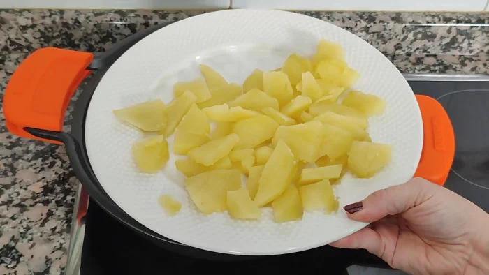 Patatas cocidas troceadas para añadir al guiso de acelgas