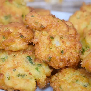 Detalle de pataniscas de bacalao doradas y crujientes recién hechas