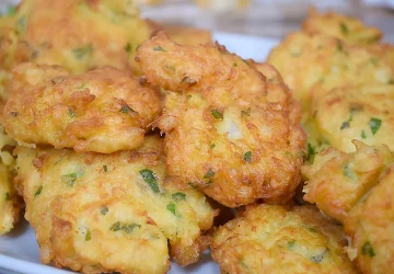 Detalle de pataniscas de bacalao doradas y crujientes recién hechas