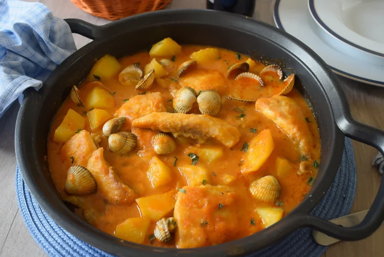 guiso de patatas con pescado y berberechos